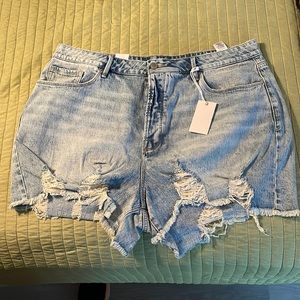 Good American Bombshell Short light wash in size 18.